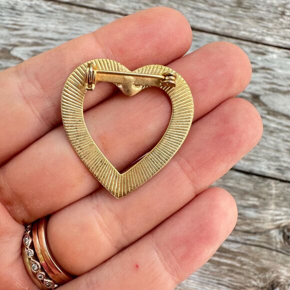Vintage Jewelry Gold Tone Heart Brooch Pin - Picture 2 of 2